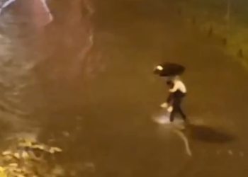 Jako nevreme pogodilo Novi Sad, policajac spasio ženu na ulici VIDEO