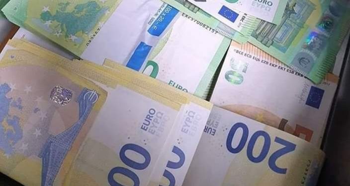 Na proslavio 80. rođendana donio odluku da u vazduh baci preko pola miliona dolara, ljudi u čudu kupili novac