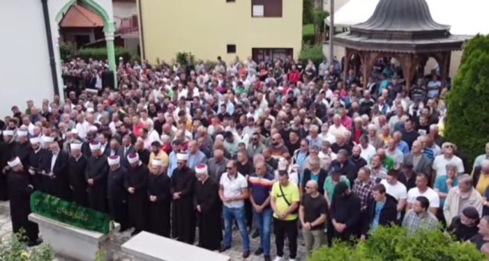 U prisustvu velikog broja građana iz svih gradova Sandžaka, obavljena dženaza r. Ervinu VIDEO