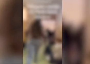 Drugaricu iz odeljenja maltretirala pa gurnula niz stepenice, na očigled đaka VIDEO