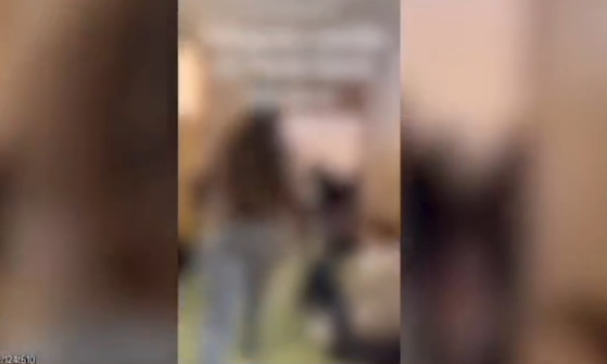 Drugaricu iz odeljenja maltretirala pa gurnula niz stepenice, na očigled đaka VIDEO