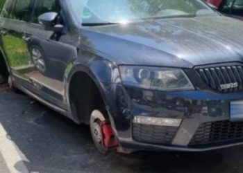 Sa auta skinuli gume sa felgama i ostavili ga na na drvima