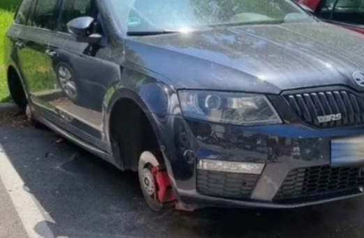 Sa auta skinuli gume sa felgama i ostavili ga na na drvima