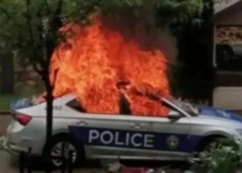 Zbog krize na severu Kosova podignuta borbena gotovost VS, nekoliko auta zapaljeno VIDEO