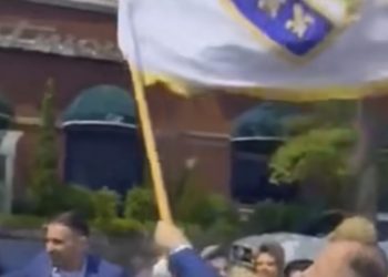 Bošnjaci sa svojim bajrakom u tradicionalnoj nošnji i u New Yorku u svatove VIDEO