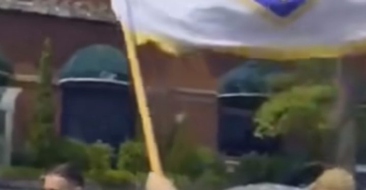 Bošnjaci sa svojim bajrakom u tradicionalnoj nošnji i u New Yorku u svatove VIDEO