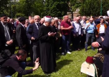 U haremu Ali- pašine džamije obavljena dženaza i ukop rahmetli Dževada Karahasana VIDEO