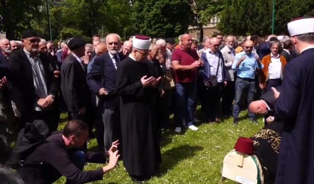 U haremu Ali- pašine džamije obavljena dženaza i ukop rahmetli Dževada Karahasana VIDEO