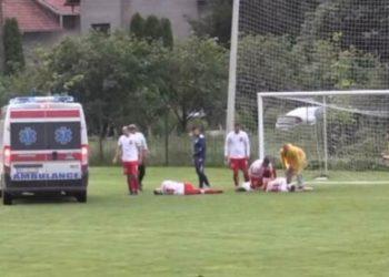 Užasna scena na fudbalskoj utakmici nakon sudara igrača VIDEO