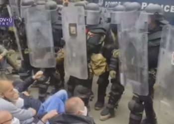 Na Kosovu i dalje teŝka situacija, preko 50 povređenih u sukobima policije i građana VIDEO