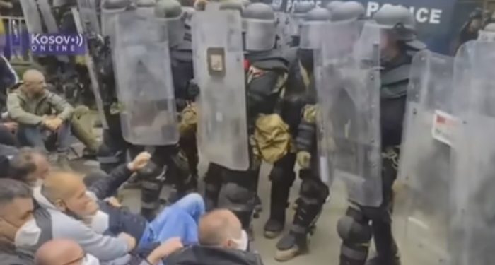 Na Kosovu i dalje teŝka situacija, preko 50 povređenih u sukobima policije i građana VIDEO