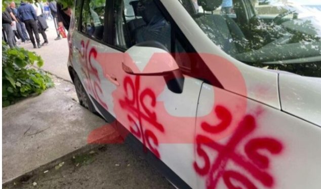 Uništeno auto novinara RTV Dukađini u Zvečanu. Kfor napadnut ničim izazvan