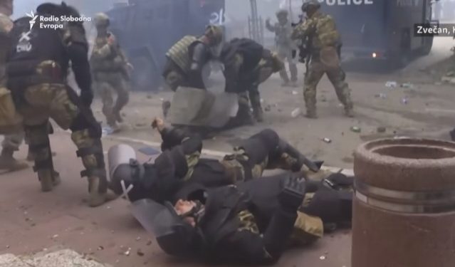 Nastavlja se kriza u tri opštine na severu Kosova. 30 vojnika KFOR-a povređeno, 700 vojnika NATO stiže dodatno