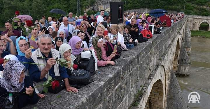 Sa Mehmed- pašinog mosta bačeno 3.000 ruža koliko je bilo žrtava, ukopano još 8 pronađenih Bošnjaka