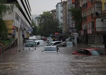 Obilne padavine izazvale poplave na ulicama Ankare