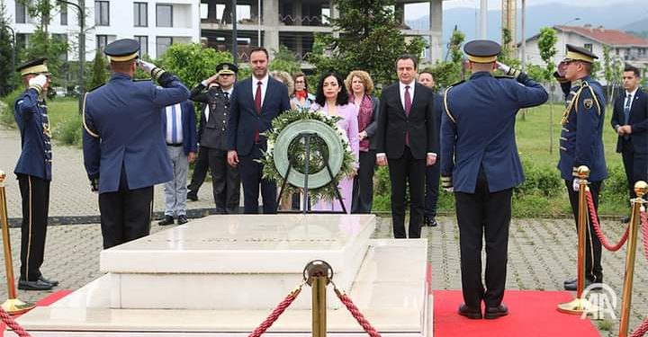 Državno rukobodstvo Kosova položilo vijence na grob Rugove, Demaćija i NATO vojnika