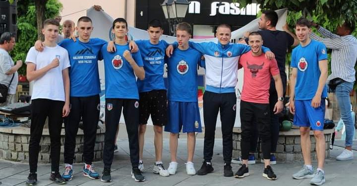 Bokseri Novog Pazara održali javni sparing na Trgu Srđana Aleksića VIDEO