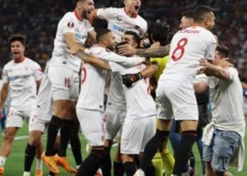 Sevilja sedmi put osvaja Ligu Evrope, Murinjo bacio medalju u publiku VIDEO