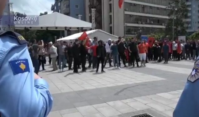 Nekoliko Albanaca se okupilo u Mitrovici i uzvikuje protiv Srba. KFOR pozvao na ignorisanje poziva “Marš na sever”