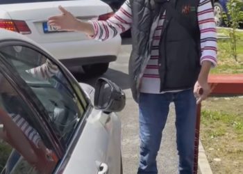 Dedo lupao automobile džematlijama jer nije mogao proći: Idete na džumu a griješite VIDEO
