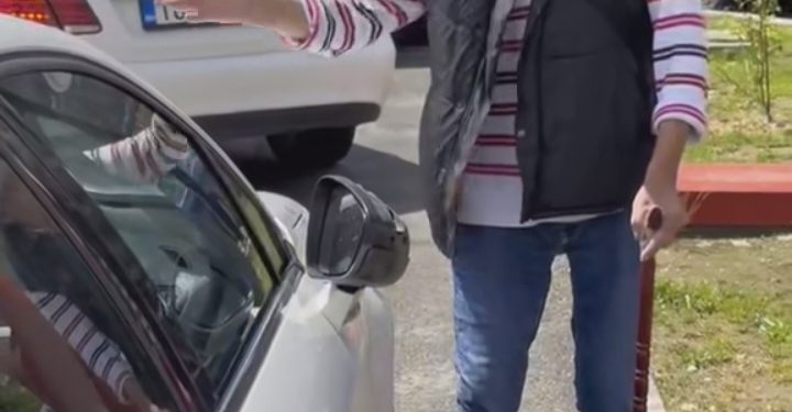 Dedo lupao automobile džematlijama jer nije mogao proći: Idete na džumu a griješite VIDEO