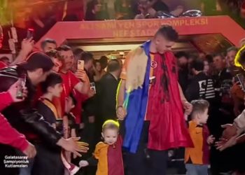 Galatasaraj šampion Turske, Rašica sa zastavom Kosova na scenu VIDEO