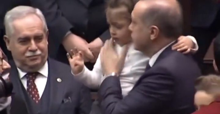 Mnogi smatraju da je ovo najlepši video Erdogana. Djevojčica uzviknula: “Tajip djede” VIDEO