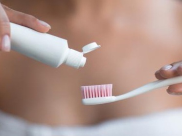 Da li znamo ispravno prati zube, treba li kvasiti četkicu prije paste