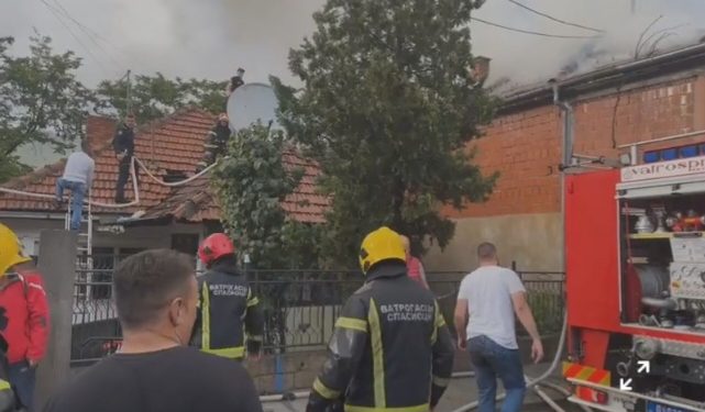 Novi Pazar: Požar na kuću koju je udario grom VIDEO