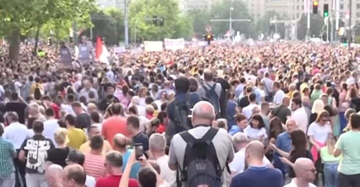 “Zatvoreno zbog nesposobnosti”, “Ostavke” i “Dosta je”, poruke šestog protesta protiv nasilja Vlade VIDEO