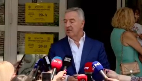 Đukanović glasao, novinar N1 ga pitao da li bi išao u koaliciju sa Milom iz 1992.