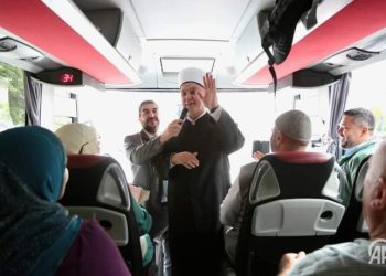 Kavazović ispratio frugu grupu hadžija koja je krenula oko 17 sati sa aerodroma