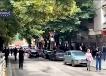 Sirene u Mitrovici, nad gradom helikopteri i dronovi, veće prisuatvo policije u Bošnjačkoj mahali VIDEO
