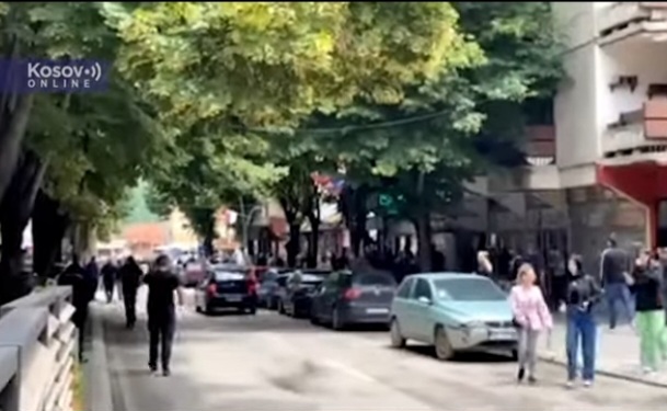 Sirene u Mitrovici, nad gradom helikopteri i dronovi, veće prisuatvo policije u Bošnjačkoj mahali VIDEO