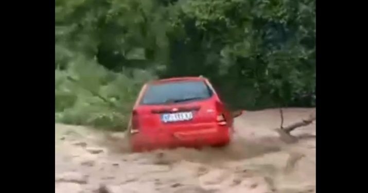 Poplave u Novom Pazaru, voda nosi sve pred sobom- auta, drveće VIDEO