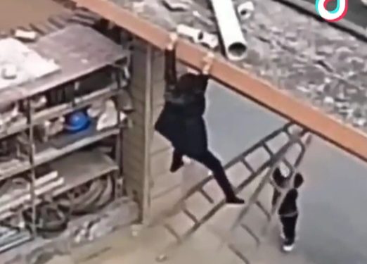 Dječakova reakcija oduševila svijet, kada je spasio ženu kojoj su pale merdavine VIDEO