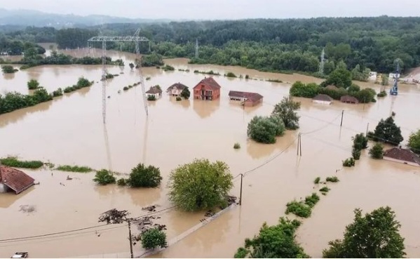 Poplave širom Srbije prave haos, proglašena 51 vanredna situacija. Voda odnela most u Mrčajevcima