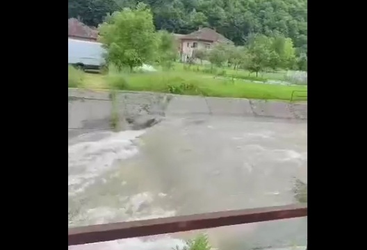 Dijete (5) trotinetom upalo u nabujali potok, tijelo pronađeno VIDEO