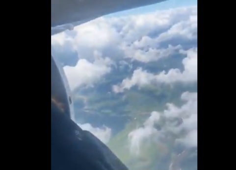 Otvorila se sigurnosna vrata u avionu, sve snimljeno kamerom VIDEO