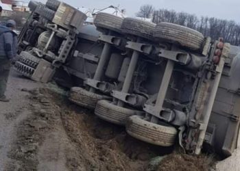 Prevrnuo se kamion na šumskom putu, stradao vozač na lice mesto