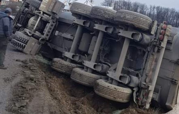 Prevrnuo se kamion na šumskom putu, stradao vozač na lice mesto