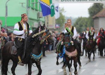 Počela manifestacija “513. dani Ajvatovice”, učestvuje 285 konjanika i turski hor “Mehter”