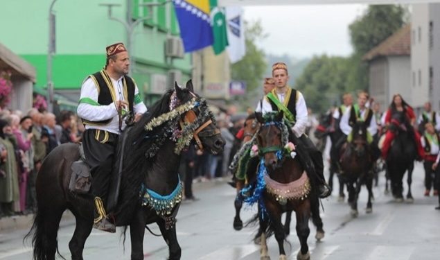 Počela manifestacija “513. dani Ajvatovice”, učestvuje 285 konjanika i turski hor “Mehter”
