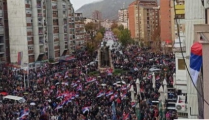 Na zgradu opštine u Severnoj Mitrovici bačene dvije bombe, Srbi na Vidovdanskom protestu pročitali deklaraciju