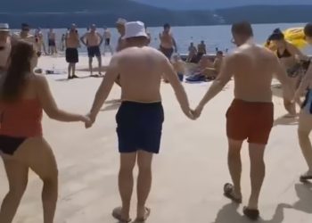 Bosanci zaigrali kolo na plaži a policija ih rastjerala VIDEO