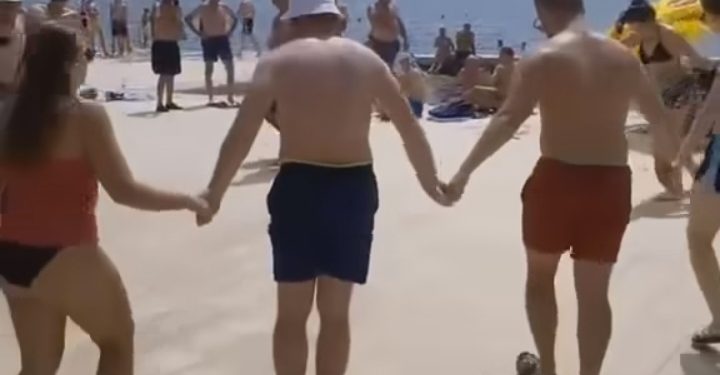 Bosanci zaigrali kolo na plaži a policija ih rastjerala VIDEO
