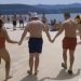 Bosanci zaigrali kolo na plaži a policija ih rastjerala VIDEO