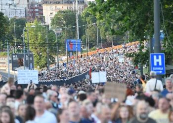 Završen deveti protest “Srbija protiv nasilja”, građani šetali do zgrade TV Pinka