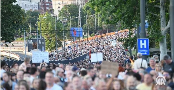 Završen deveti protest “Srbija protiv nasilja”, građani šetali do zgrade TV Pinka