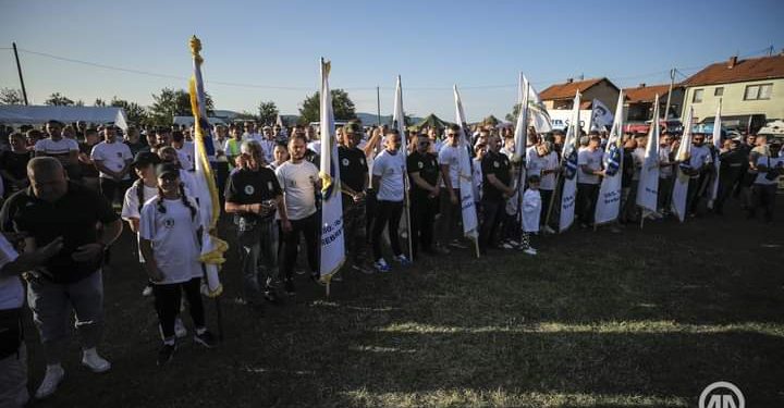 Postrojavanje preživjelih pripadnika 28. divizije Armije BiH i onih koji su preživjeli “marš smrti”
